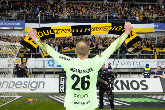 Häckens målvakt Peter Abrahamsson jublar