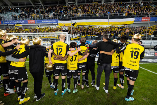 Häckens spelare jublar