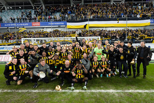 Häckens spelare och ledare jublar