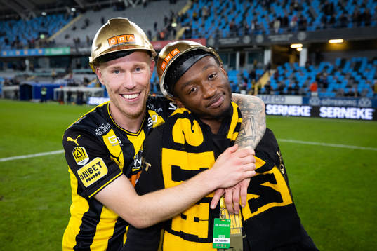 Häckens Mikkel Rygaard Jensen och Benie Traore  jublar