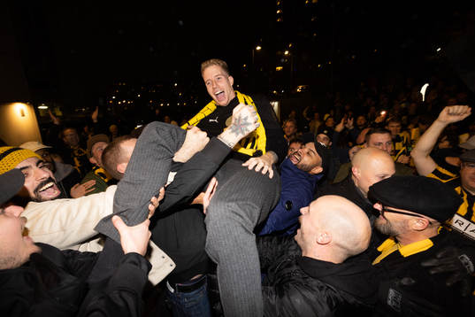 Häckenfans firar SM-guldet med Samuel Gustafson