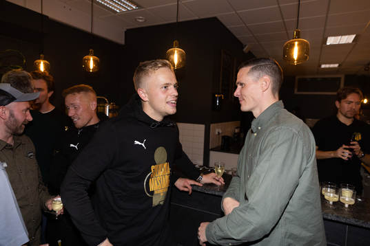 Häckens Tomas Olai Totland och sportkoordinator Jon