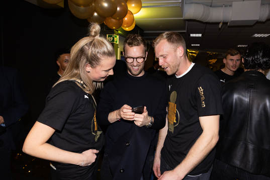 Rasmus Lindgren och målvakt Peter Abrahamsson