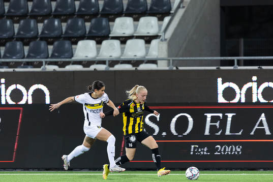 AIKs Julia Olsson och Häckens Anna Sandberg