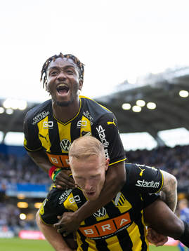 Häckens Mikkel Rygaard Jensen jublar ihop med Ibrahim Sadiq