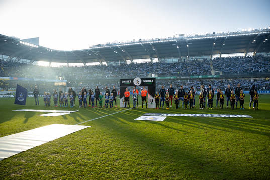 Line up innan fotbollsmatchen i Allsvenskan mellan IFK