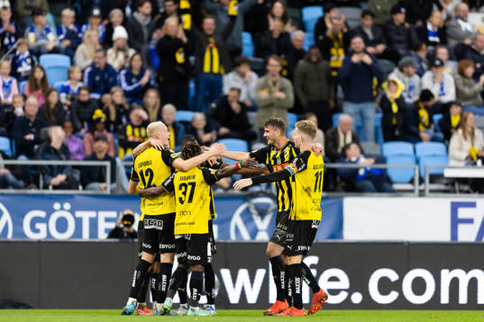Häckens Mikkel Rygaard Jensen jublar med lagkamrater