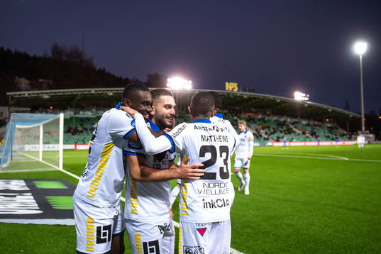 Sirius Edi Sylisufaj jublar med lagkamrater
