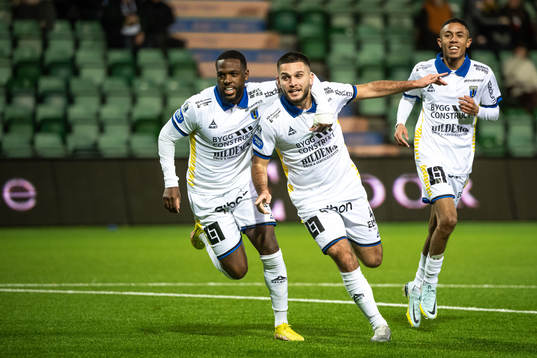 Sirius Edi Sylisufaj jublar med lagkamrater