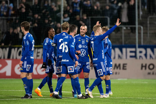 GIF Sundsvalls Erik Andersson jublar med lagkamrater