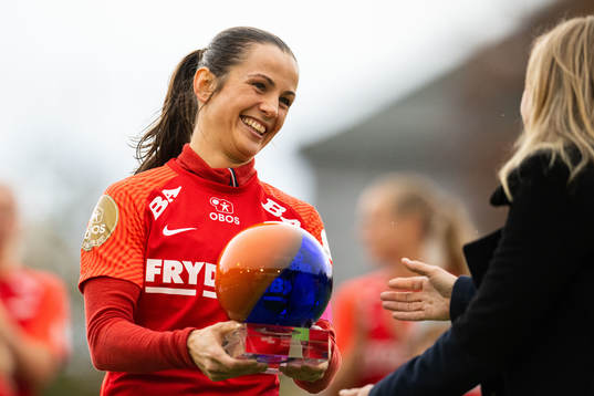 Tuva Hansen of Brann with the player of the season award
