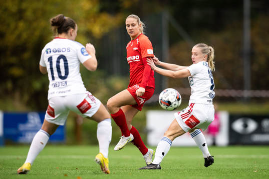 Lisa Fjeldstad Naalsund of Brann and Thea Bjelde of