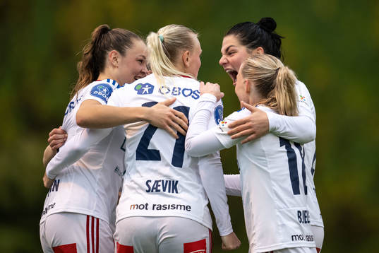 Karina Sævik of Vålerenga celebrate with teammates