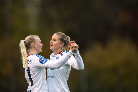 Karina Sævik of Vålerenga celebrate with teammates