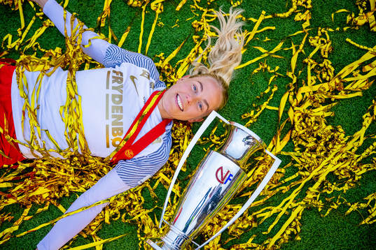 Guro Bergsvand of Brann celebrates with the trophy