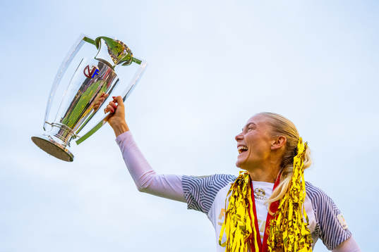 Guro Bergsvand of Brann celebrates with the trophy