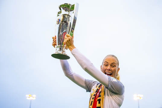 Guro Bergsvand of Brann celebrates with the trophy