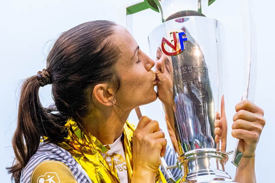 Tuva Hansen of Brann kisses the trophy