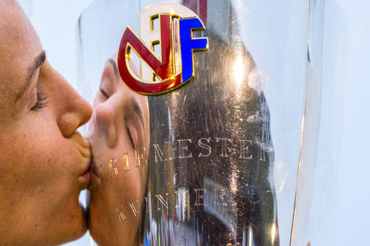 Tuva Hansen of Brann kisses the trophy