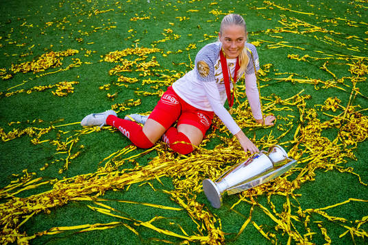 Guro Bergsvand of Brann celebrates with the trophy