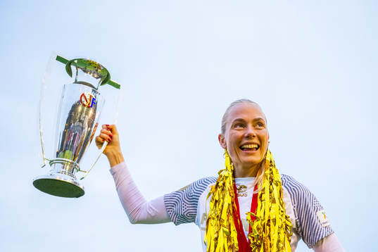 Guro Bergsvand of Brann celebrates with the trophy
