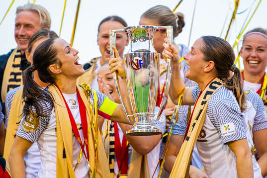 Tuva Hansen, Ingrid Ryland and players of Brann celebrate