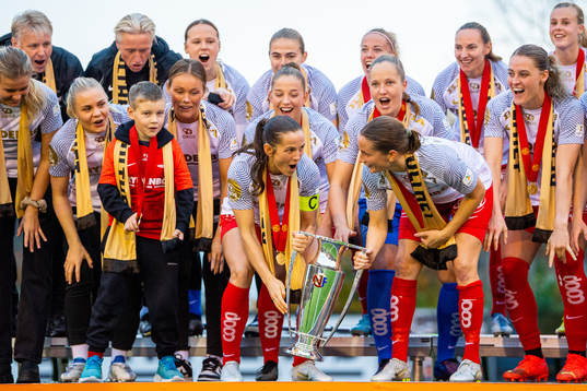 Tuva Hansen, Ingrid Ryland and players of Brann celebrate