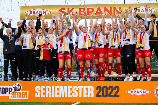 Tuva Hansen, Ingrid Ryland and players of Brann celebrate