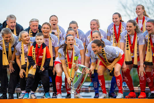 Tuva Hansen, Ingrid Ryland and players of Brann celebrate