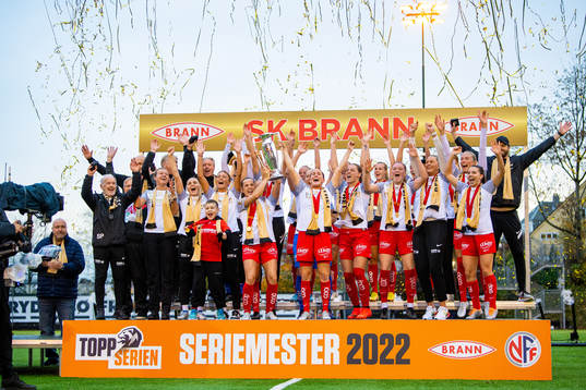 Tuva Hansen, Ingrid Ryland and players of Brann celebrate