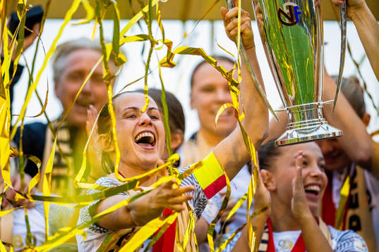 Tuva Hansen and players of Brann celebrate with the trophy