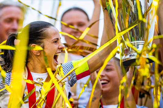Tuva Hansen and players of Brann celebrate with the trophy
