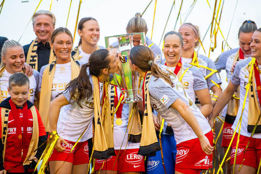 Tuva Hansen, Ingrid Ryland and players of Brann celebrate