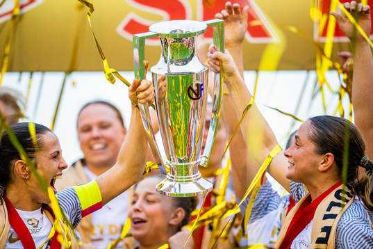Tuva Hansen, Ingrid Ryland and players of Brann celebrate