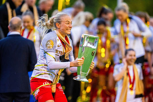 Guro Bergsvand of Brann celebrates with the trophy