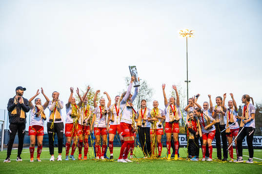 Guro Bergsvand and players of Brann celebrate with the