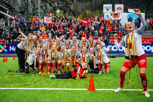 Guro Bergsvand and players of Brann celebrate with the