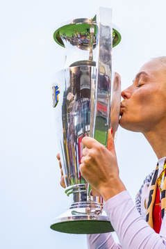 Guro Bergsvand of Brann kisses the trophy