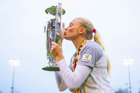 Guro Bergsvand of Brann kisses the trophy