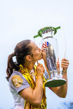 Tuva Hansen of Brann kisses the trophy
