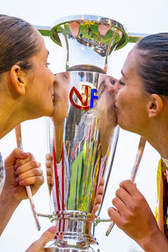 Ingrid Ryland and Cecilie Redisch Kvamme of Brann kisses