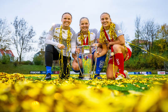 Goalkeeper Sandra Stavenes, goalkeeper Aurora Mikalsen and