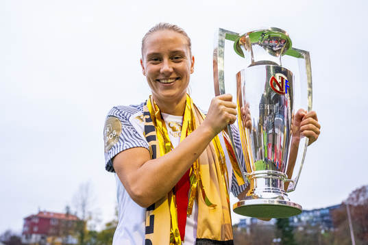Lisa Fjeldstad Naalsund of Brann celebrates with the trophy