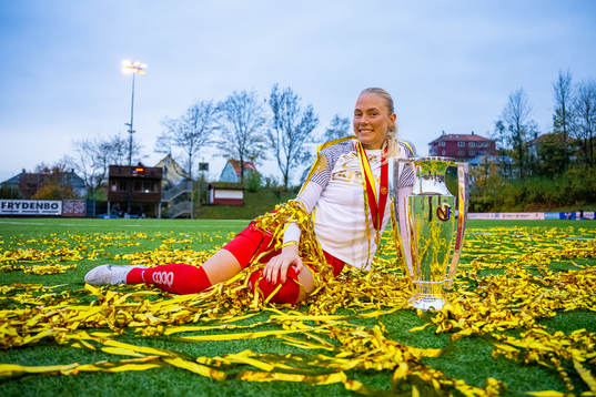 Guro Bergsvand of Brann celebrates with the trophy