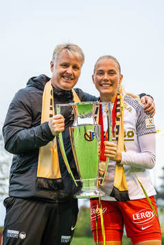 Kjetil Lone, coach of Brann, and Guro Bergsvand celebrate