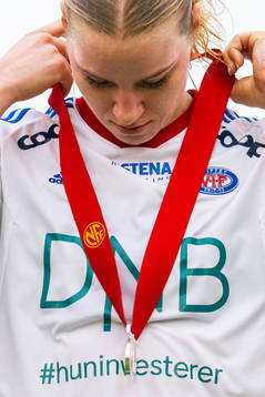 Camilla Huseby of Vålerenga with the silver medal
