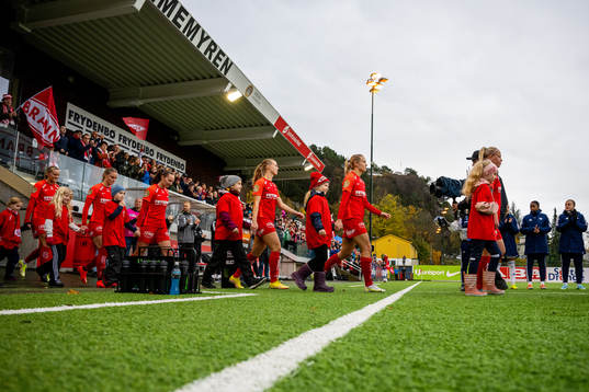 Nora Eide Lie, Lisa Fjeldstad Naalsund and players of Brann