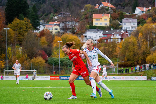 Marit Bratberg Lund of Brann and Karina Sævik of Vålerenga