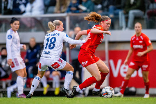 Thea Bjelde of Vålerenga and Signe Gaupset of Brann
