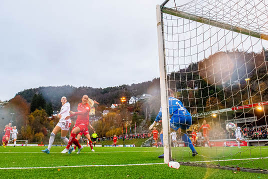 Karina Sævik of Vålerenga scores the 1-1 goal past Guro